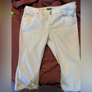 Torrid white Capri, 22W, worn once, butterfly.